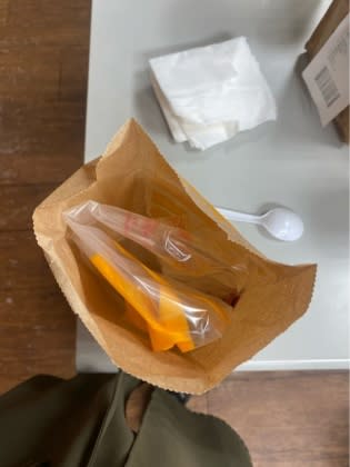 原PO打開紙袋後，發現加購的塑膠袋竟被整齊擺在裡面。（圖／翻攝自PTT）
