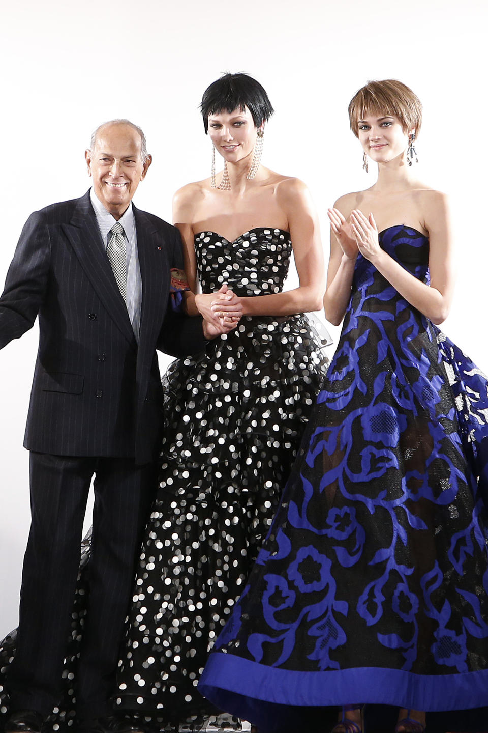 Designer Oscar de la Renta acknowledges the audience after his Fall 2014 collection show during Fashion Week in New York, Tuesday, Feb. 11, 2014. (AP Photo/Jason DeCrow)