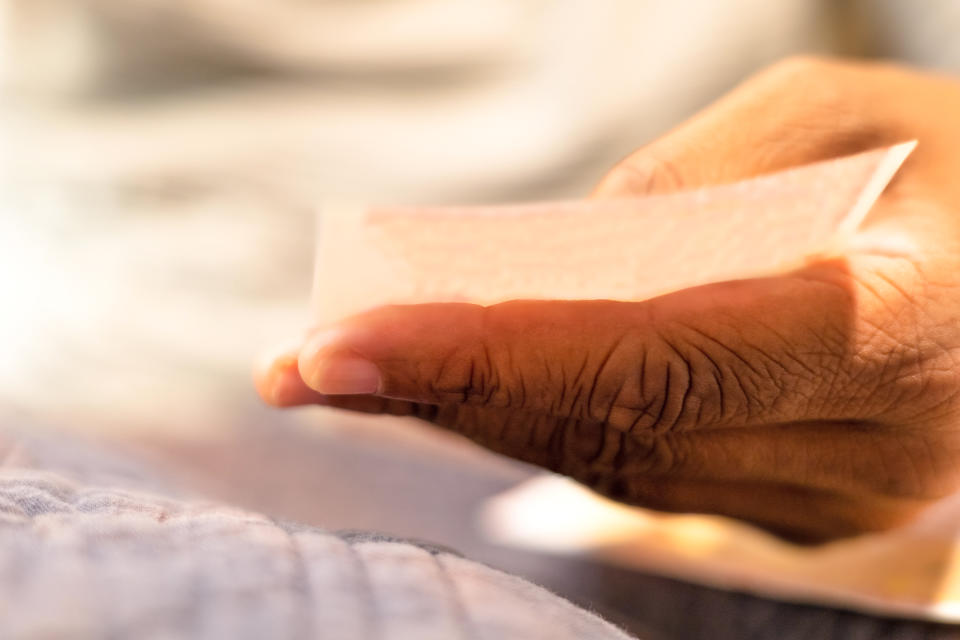 Frau hält ein Lotterie-Ticket in der Hand