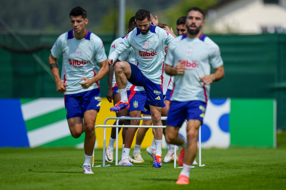 Spain's Nacho, center, exercises during a training session with his teammates ahead of Sunday's Euro 2024, round of 16 soccer match against Georgia in Donaueschingen, Germany, Thursday, June 27, 2024. (AP Photo/Manu Fernandez)