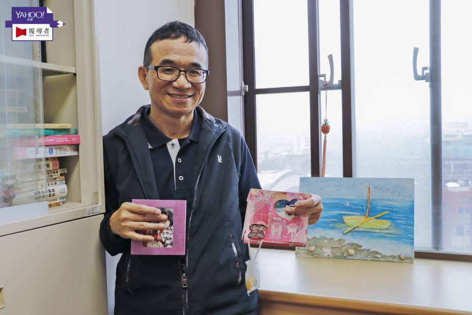 照片：現為台北教育大學心理與諮商學系教授的梁培勇，研究室裡有許多失依兒的繪畫、小禮物、喜帖。（攝影／曹馥年）