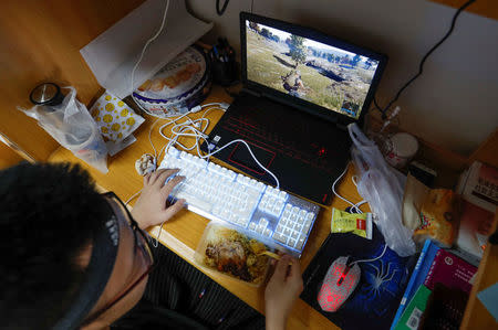 Liu Xuefeng, a student majoring in esports and management, eats lunch as he practises in his dormitory room at the Sichuan Film and Television University in Chengdu, Sichuan province, China, November 17, 2017. REUTERS/Tyrone Siu