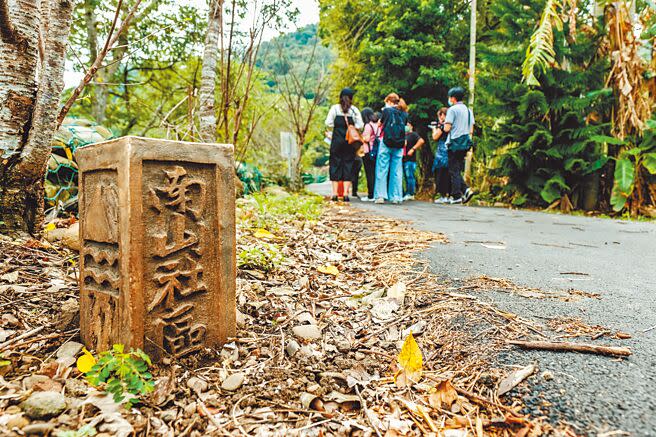 關西鎮渡南古道沿線的「故事陶柱」，每個柱子都記載著一個社區故事，還可掃描QRcode方式來閱讀。（羅浚濱攝）