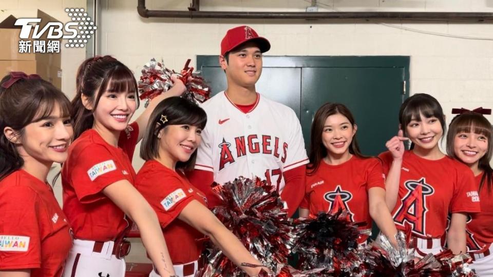 樂天女孩和大谷合影，壯壯緊挨身側。（圖／張良瑜攝）