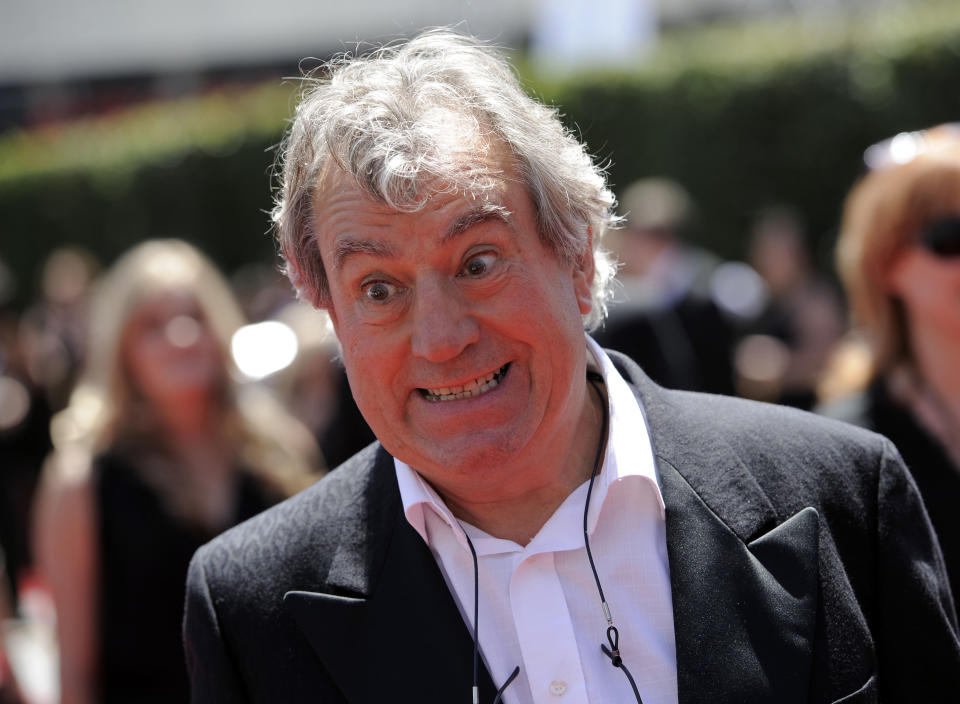 ARCHIVO - En esta foto del 21 de agosto de 2010, Terry Jones arriba a una ceremonia de entrega del Emmy a las artes creativas en Los Ángeles. Jones, miembro fundador de la compañía de comedia Monty Python, murió el 21 de enero de 2020. Tenía 77 años. (AP Foto/Chris Pizzello, file)