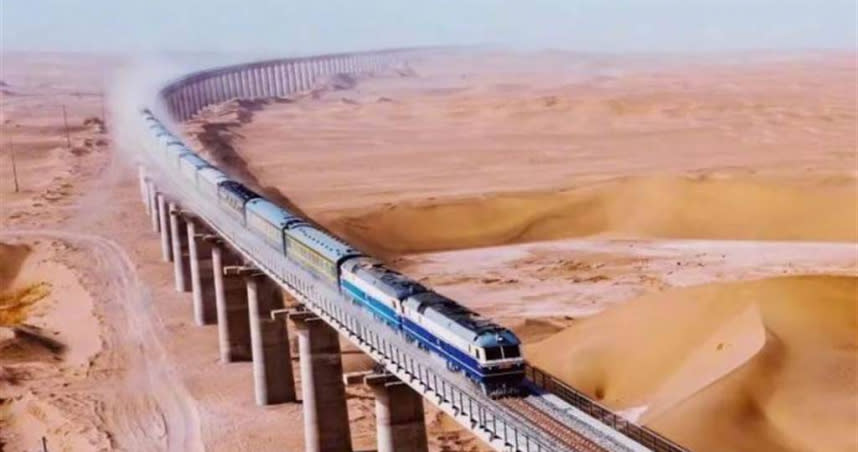 大陸和若鐵路開通，世界首條環沙漠鐵路實現「閉環」。（澎湃新聞）