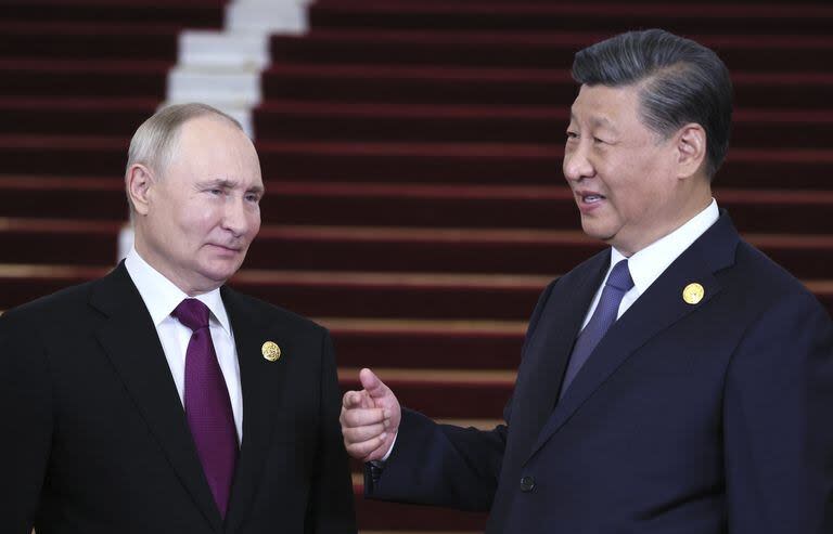 El presidente ruso, Vladímir Putin, a la izquierda, y el presidente chino, Xi Jinping, conversan durante su reunión al margen del Foro de la Franja y la Ruta en Pekín, China, el martes 17 de octubre de 2023. (Sergey Savostyanov, Sputnik, Kremlin Pool Photo via AP)