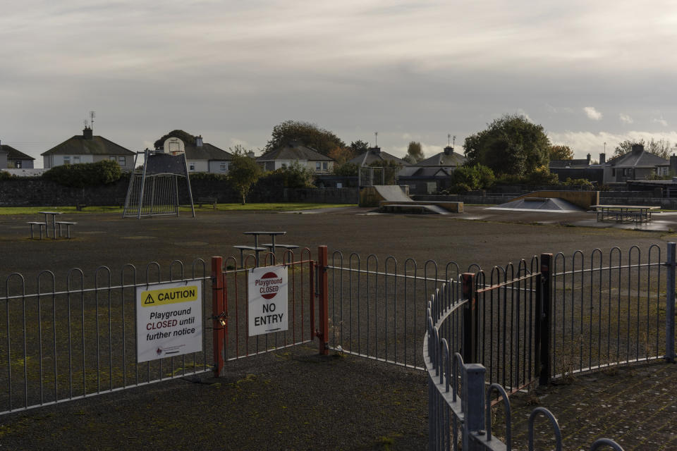 Un parque infantil que ocupa el sitio de un antiguo Hogar para Madres y Bebés en Tuam, Irlanda, el 13 de octubre de 2022, donde cientos de bebés de madres solteras fueron enterrados entre 1925 y 1961, muchos en un sistema de alcantarillado en desuso. (Paulo Nunes dos Santos/The New York Times)
