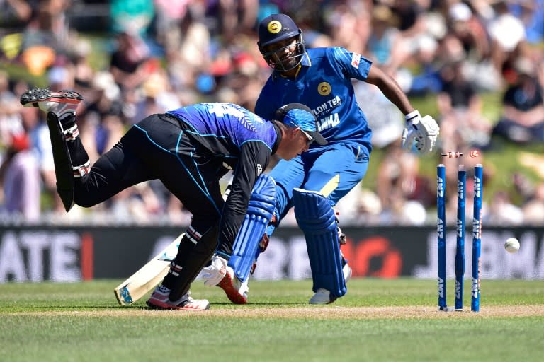 New Zealand wicketkeeper Luke Ronchi (L) attempts to run out Danushka Gunathilaka of Sri Lanka during the 3rd One Day International cricket match at Saxton Oval in Nelson on December 31, 2015