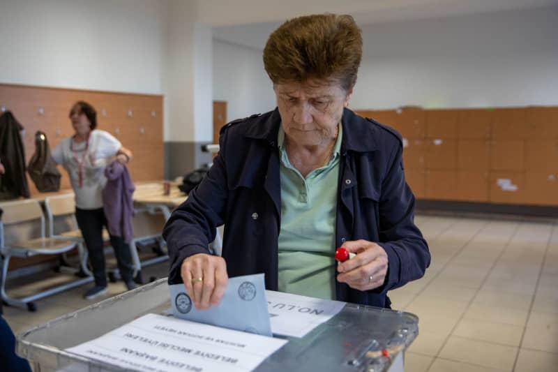 A woman casts her vote during local elections at Beylikduzu Emin Yukseloglu High School. Tolga Ildun/ZUMA Press Wire/dpa