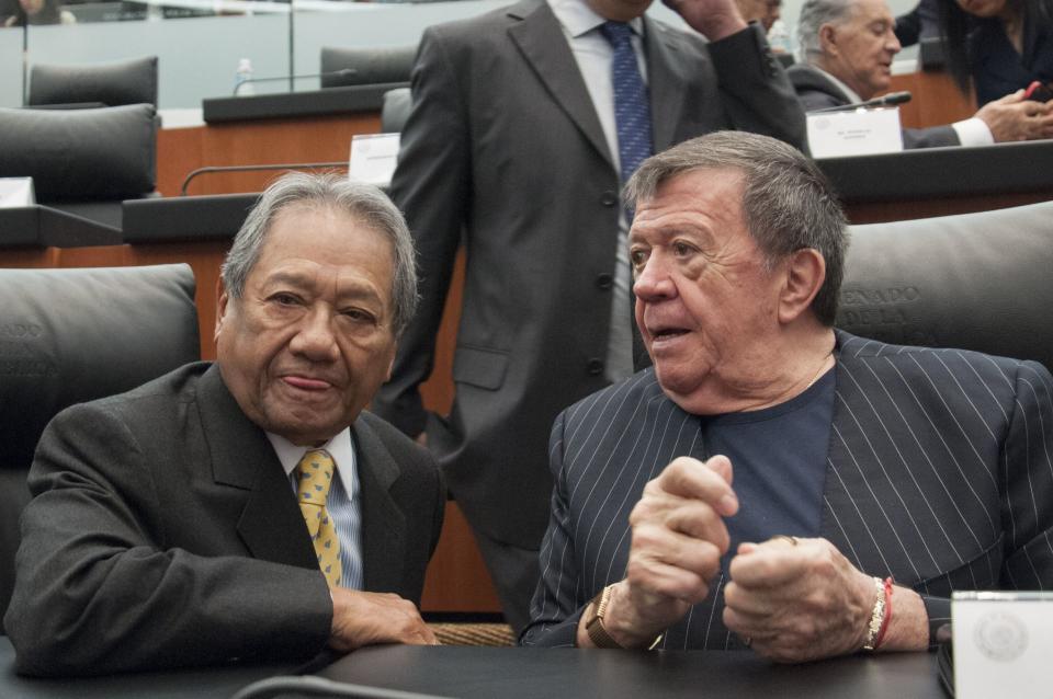 Durante el reconocimiento a varias figuras de los espectáculos, junto al compositor Armando Manzanero/Foto: Diego Sánchez, Cuartoscuro.