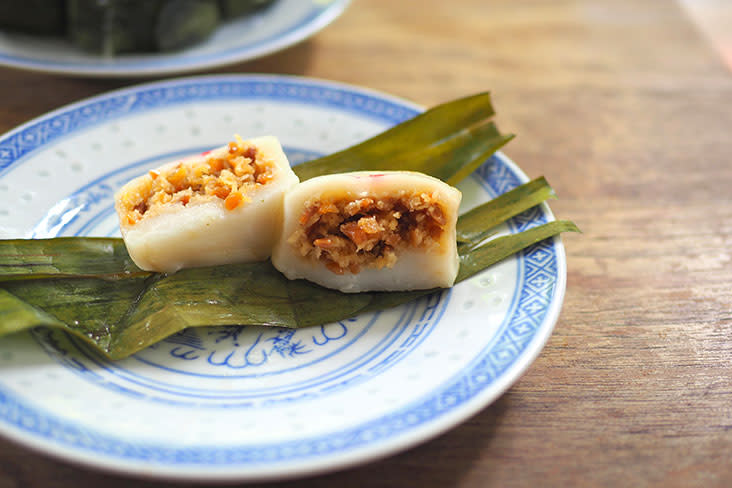 Within its chewy skin, you get a fragrant filling of freshly grated coconut, roasted peanut nibs, 'gula Melaka', candied mandarin orange, Bentong ginger, white sesame seeds and winter melon candy