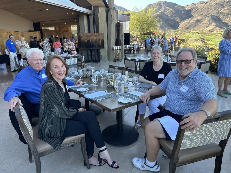 Jim și Dana Melton și Janet și Dennis Pindiak s-au numărat printre participanții la cea de-a șasea ieșire anuală de primăvară a Institutului Bighorn, pe 16 aprilie 2024, la Stone Eagle Golf Club din Palm Desert, California.