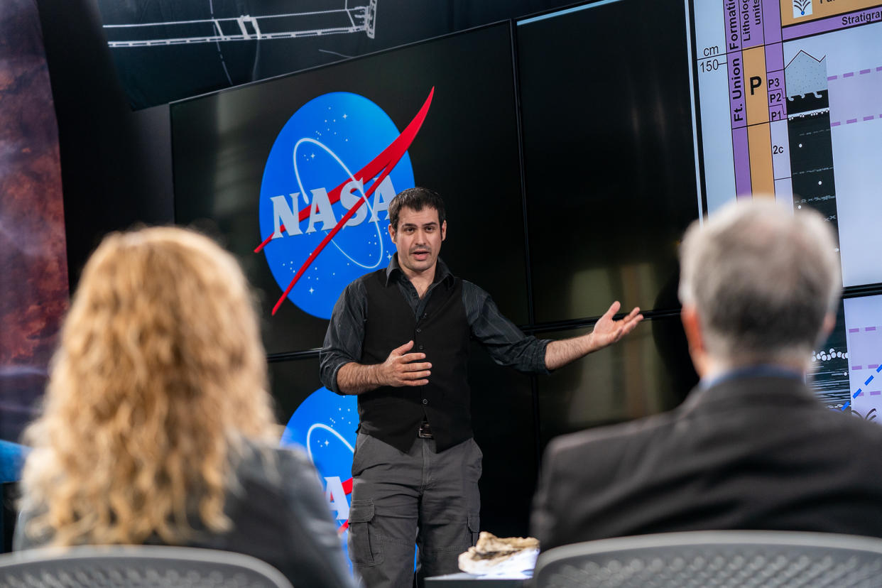 Robert DePalma, paleontólogo, da una presentación sobre sus hallazgos de restos fósiles, en el Centro de Vuelo Espacial Goddard en Greenbelt, Maryland, el miércoles 6 de abril de 2022. (Taylor Mickal/NASA vía The New York Times)