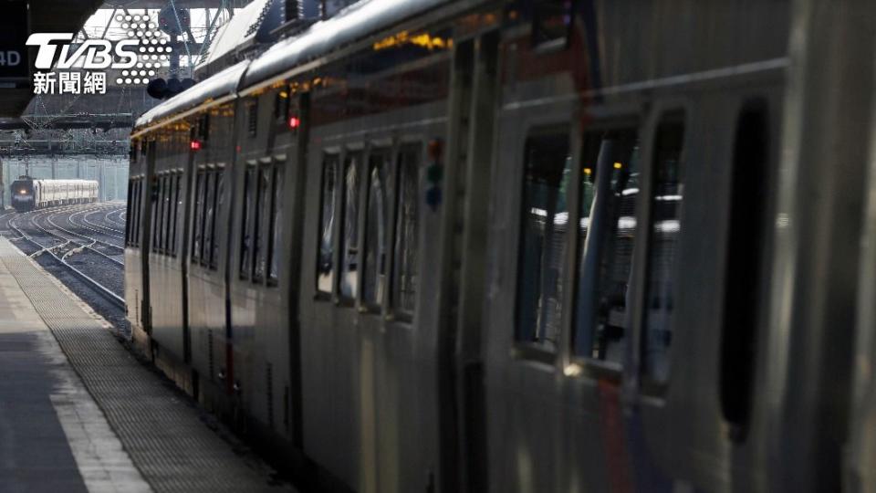 美國女子晚間搭乘地鐵時在列車上遭性侵。（示意圖／達志影像路透社）