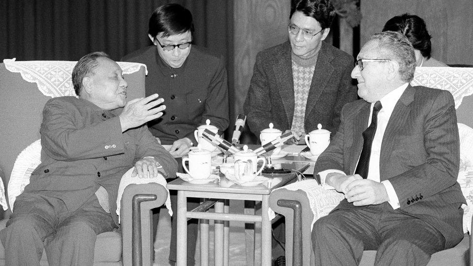 China's late paramound leader Deng Xiaoping met with former US Secretary of State Henry Kissinger in Beijing on November 11, 1985. - Neal Ulevich/AP