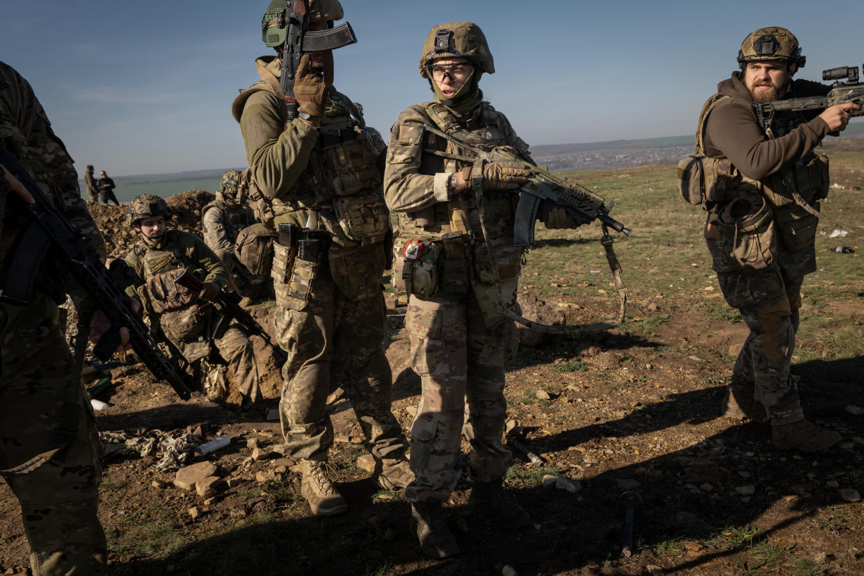 Leya, en el centro, médica de combate de la 3.ª Brigada, durante un entrenamiento de asalto con su unidad en la región ucraniana de Donetsk, el 31 de octubre de 2023. (Nicole Tung/The New York Times)
