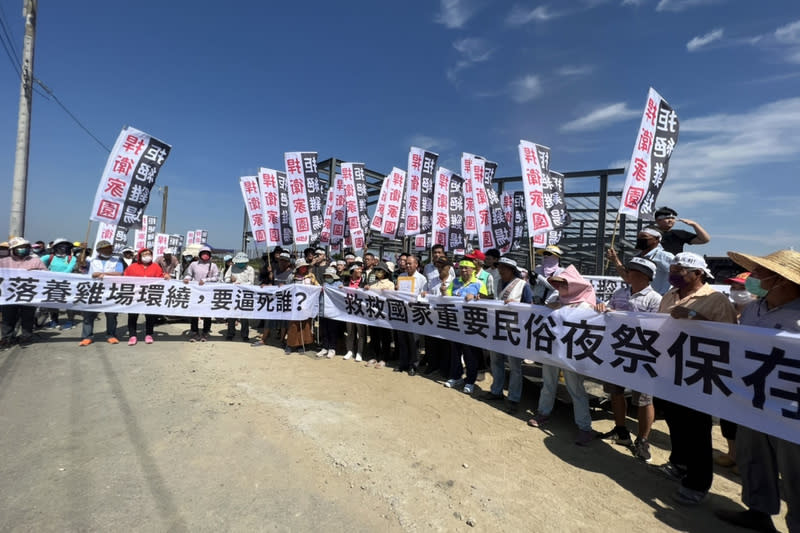 台南吉貝耍部落居民反對新設養雞場 台南市東山區東河里以西拉雅族吉貝耍部落夜祭聞 名，族人憂心陸續有5座養雞場申請設置，可能影響 環境及文化傳承，21日前往施工中養雞場陳情。 （台南市農業局提供） 中央社記者楊思瑞台南傳真  113年4月21日 