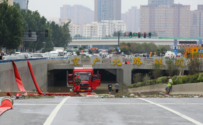 搜救人員使用「龍吸水」抽水車展開抽排水作業。   圖：翻攝中新網