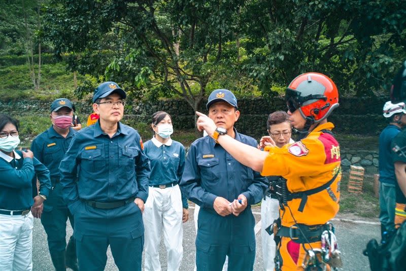 花蓮縣警方協調空勤與慈濟空投物資紓困。（圖／警方提供）