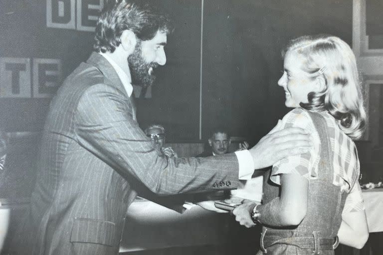 Karen Hallberg cuando recibió el premio como mejor deportista del año de la provincia de Jujuy, especialidad tenis en 1977: tenía 13 años y, como no podía ser de otra forma, su ídolo era Guillermo Vilas