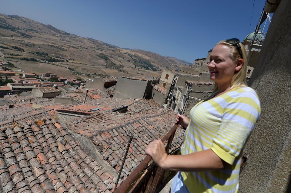 Muchos han llegado a estos pueblos en busca de sus nuevos hogares por la belleza de su geografía, singular arquitectura y la amabilidad de su gente. (Foto: TIZIANA FABI/AFP via Getty Images)