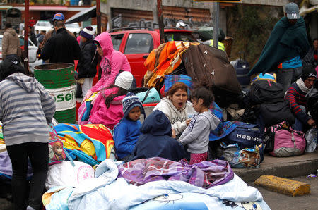 Venezuelan migrants wait to register their exit from Colombia before entering into Ecuador, at the Rumichaca International Bridge, Colombia August 9, 2018. Picture taken August 9, 2018. REUTERS/Daniel Tapia