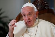 FOTO DE ARCHIVO: El Papa Francisco habla durante una entrevista exclusiva con Reuters, en el Vaticano