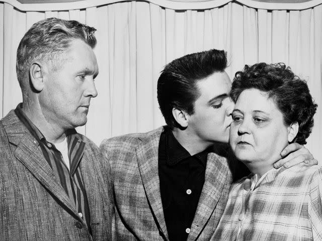 <p>Bettmann/Getty</p> Elvis Presley with his parents, Vernon and Gladys Presley