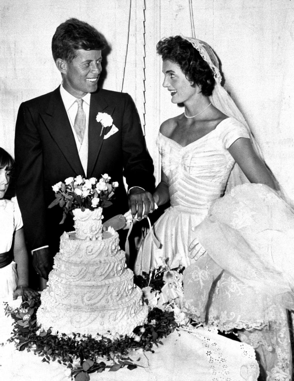 John F. Kennedy y Jackie Bouvier El presidente John F. Kennedy y su flamante esposa Jacqueline cortando el pastel en su boda en Newport, Rhode Island. Son la viva imagen de la felicidad y la esperanza en el futuro. (Foto: Getty. Texto: I. Moretón)