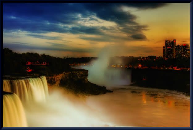 <b>1. Niagara Falls, estado de Nueva York</b><br><br>Niagara Falls es una ciudad ubicada en el condado de Niágara, en el estado de Nueva York. Como probablemente hayas adivinado, es la ciudad situada al lado de las emblemáticas cataratas. Niagara Falls cuenta con una población de menos de 50.000 personas y actualmente está intentando proyectarse a sí misma como una ciudad de y para gente joven. Se está tratando de atraer a los jóvenes mediante varios programas. Uno de ellos incluye <b>reembolsos anuales de hasta 3.492 dólares por estudiar en la universidad durante hasta dos años si se compra o alquila una casa.</b>