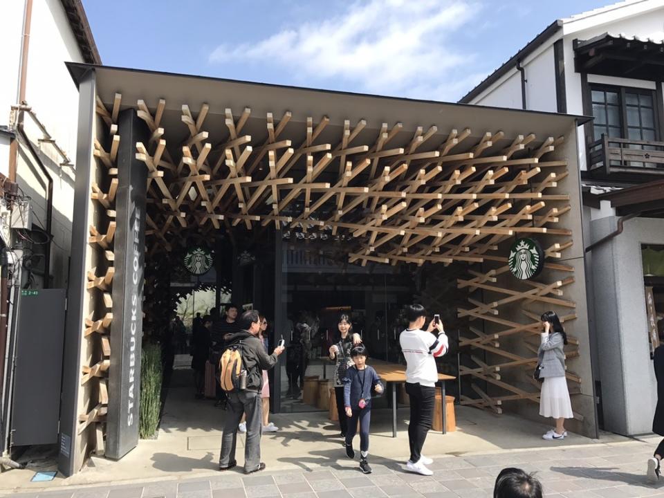 由日本名建築師隈研吾負責設計嘅Starbucks。
