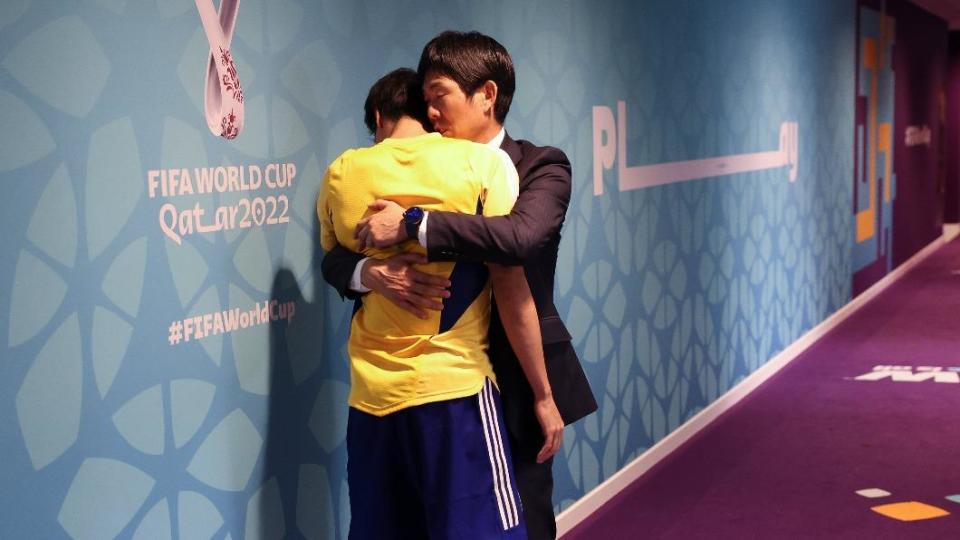 教練森保一給了三笘薫一個安慰的擁抱，兩人看起來情同父子。（圖／翻攝自日本FIFA官方推特）