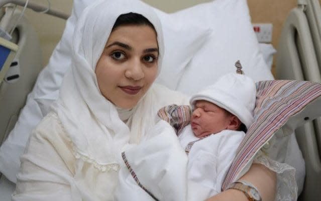 Moaza Al Matrooshi y su bebé