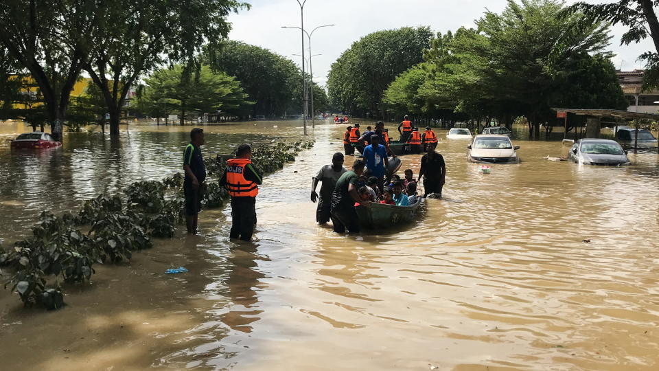 Rescuers evacuate flood victims in Shah Alam, Selangor on 20 December 2021. (PHOTO: REUTERS)