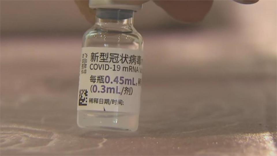 視察高中生接種BNT疫苗　柯P焦點竟在「瓶身」