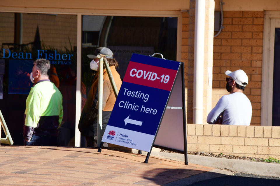 A photo of a sign pointing towards a a Covid testing clinic.