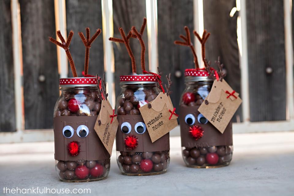 <p>For a quick present fix fill a mason jar with sweets and decorate with a cute reindeer design. <a rel="nofollow noopener" href="http://www.thehankfulhouse.com/2014/12/reindeer-noses-mason-gift-jars.html" target="_blank" data-ylk="slk:[Photo: The Hankful House];elm:context_link;itc:0;sec:content-canvas" class="link "><em>[Photo: The Hankful House]</em></a> </p>