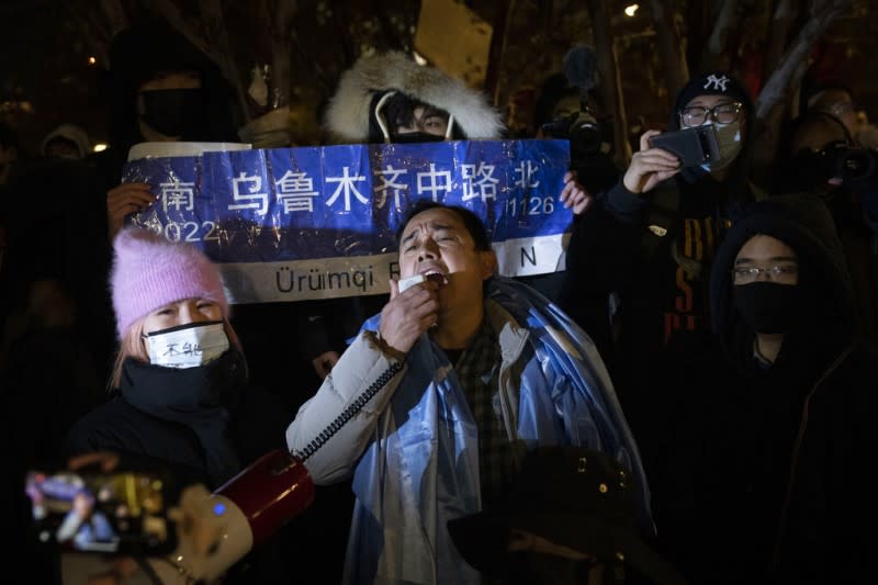 <cite>2022年11月29日，中國駐紐約總領事館外有許多人聲援「白紙革命」、高呼「打倒習近平」。（美聯社）</cite>