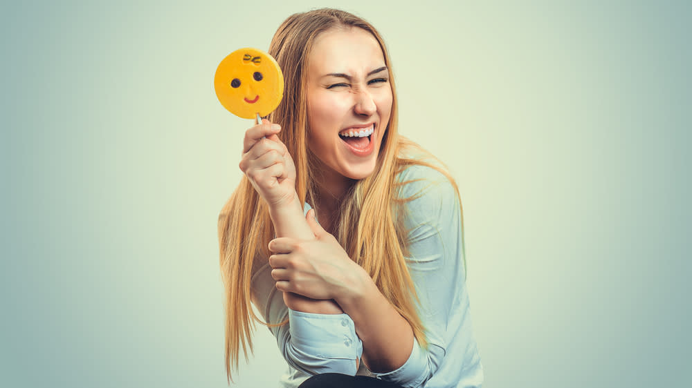 Auch diese junge Frau schein ein echter Emoji-Fan zu sein (Bild: HBRH/Shutterstock.com)