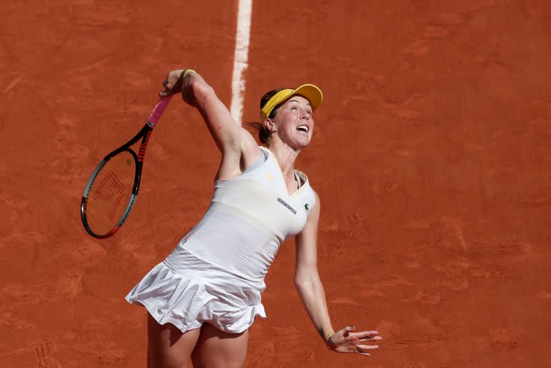 La tenista rusa Anastasia Pavlyuchenkova al servicio durante su partido de semifinales del Abierto de Francia ante la eslovena Tamara Zidansek, Roland Garros, París, Francia