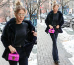 <p>Darauf haben Fashion-Victims auf der ganzen Welt seit Silvester sehnsüchtig gewartet: Am Montag zeigte sich Über-It-Girl Gigi Hadid in New York zum ersten Mal im neuen Jahr privat unterwegs und gab dabei in Sweater und Hose von Nina Ricci, Plüschmantel von Sézane, Täschchen von Stalvey und Docs den neuen Street-Style 2018 vor. Der allerdings erinnert verdächtig an das Jahr 1993! Die wichtigsten Zutaten? Minimales Make-up, natürliche Frisuren, Schlaghosen – und zwar am liebsten aus Cord, denn der ist der neue Samt – und Materialmix, gepaart mit schweren Boots im Military-Style. (8. Januar 2018, Bild: Rex Features) </p>