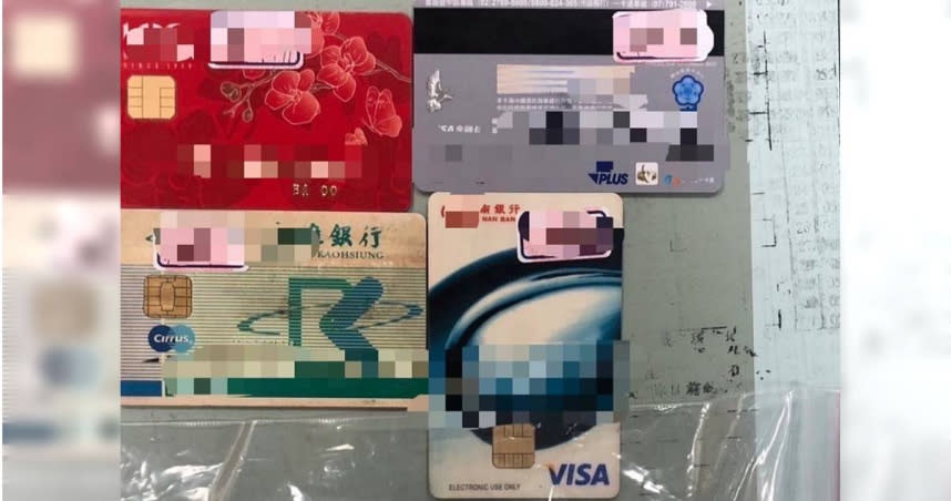 警方於謝男身上搜獲多張金融卡和12萬元現金。（圖／翻攝畫面）