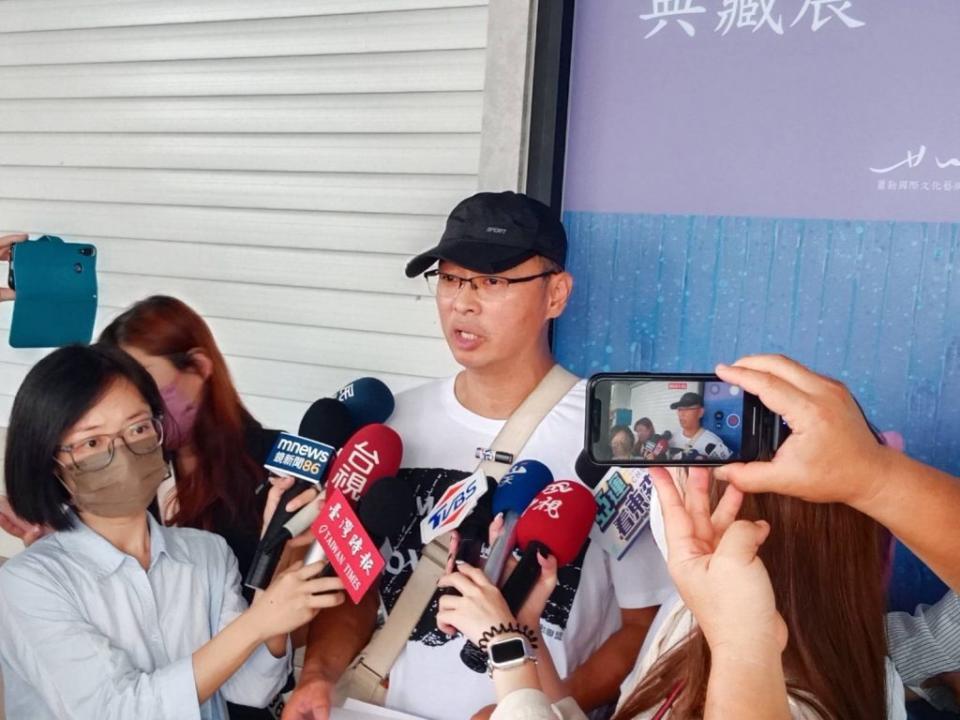 蕭勤學生陳俊豪代表發言，希望將師母接送回到奧地利。　（記者王正平攝）