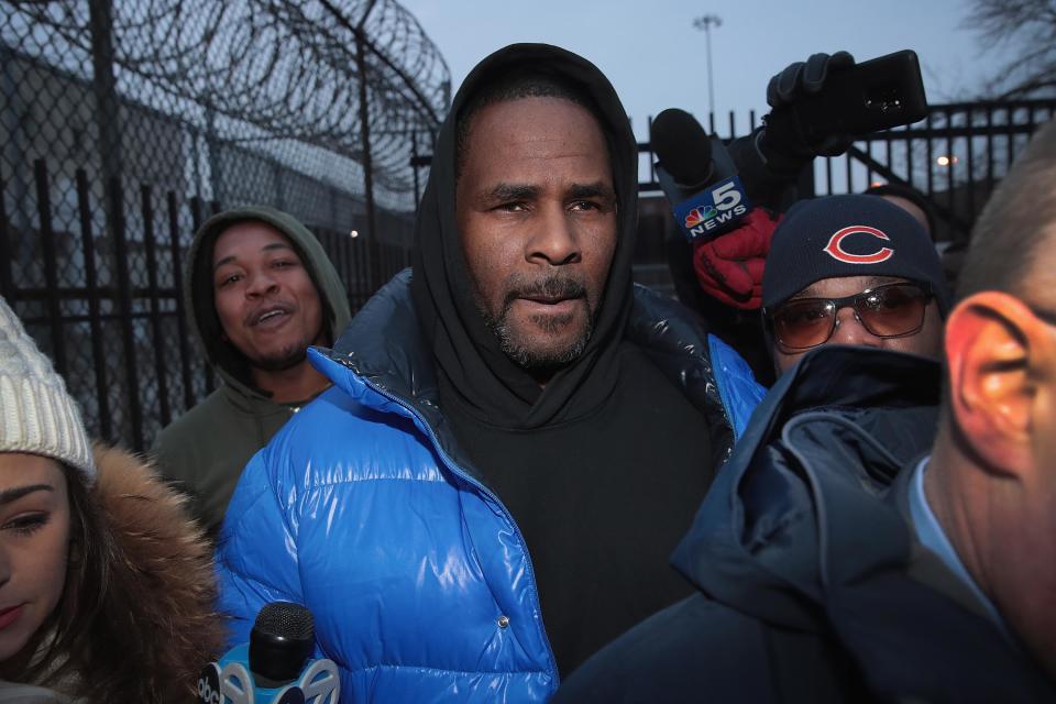 R. Kelly leaves the Cook County jail after posting $100,000 bond on Feb. 25, 2019, in Chicago. (Photo: Scott Olson/Getty Images)