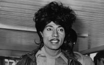 Er war ein wilder Rock'n'Roller und noch dazu ein wahnsinnig eitler Gockel: Little Richard ("Tutti Frutti") schlug nicht nur als Performer über die Stränge, sondern fiel auch mit seinen hochtoupierten Haaren auf. Ein Exzentriker durch und durch! (Bild: Evening Standard/Getty Images)