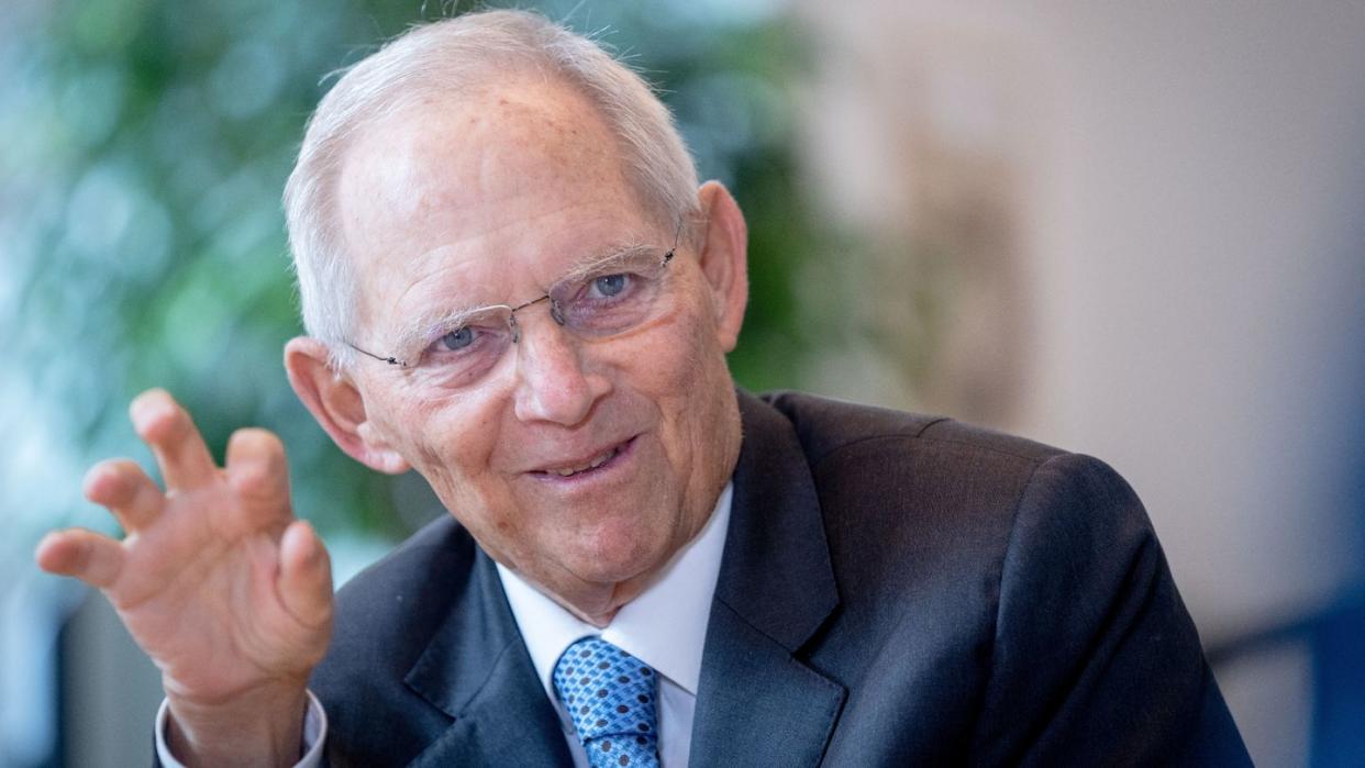 Wolfgang Schäuble (CDU) hat sich für einen schnelleren Anstieg des CO2-Preises ausgesprochen, um beim Kampf gegen den Klimawandel voranzukommen.