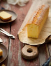 <p>Un gâteau sans œuf, c’est possible ! Dans un gâteau simple (gâteau au yaourt, quatre-quart, etc.) où l’œuf agit comme un agent levant, on le remplace tout simplement par 60g de yaourt végétal.</p><br>