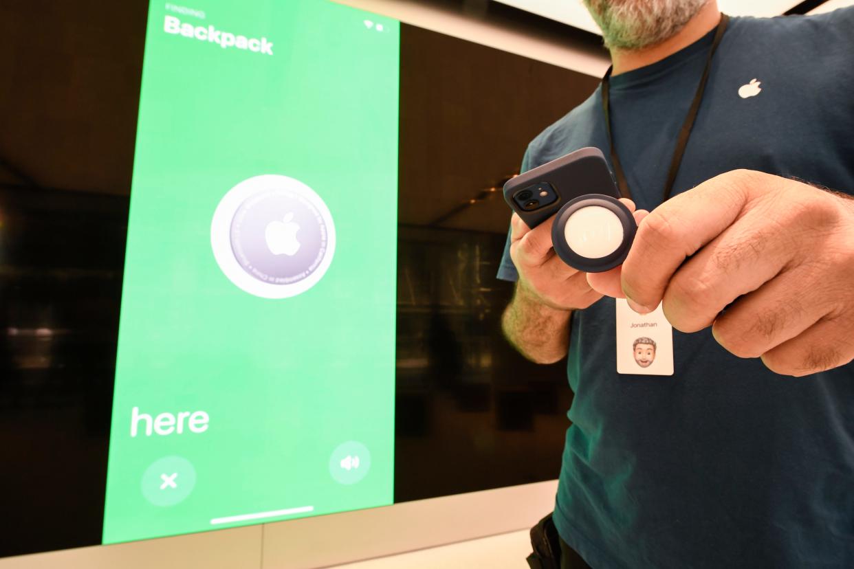 AirTag demonstration at an Apple Store