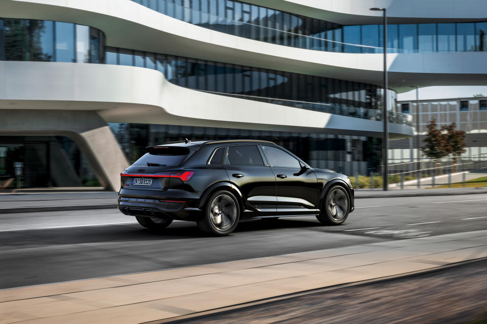 <p>Audi Q8 e-tron</p> 